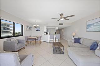 Inviting beachfront condo with pool, spa and views - 5