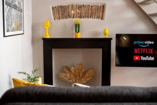 (Aquarium) Elegant Two-Level Apartment with In-Room Tub - 2