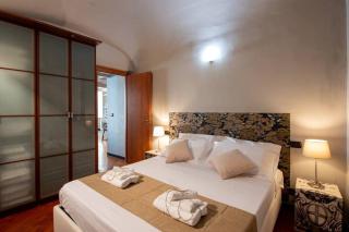 (Aquarium) Elegant Two-Level Apartment with In-Room Tub - Genova - 3