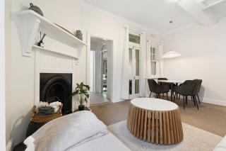 Lovely Two Bedroom Apartment - Sydney - 1