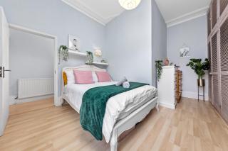 Artist's Bright Hampstead Heath Village 2 bed - 1