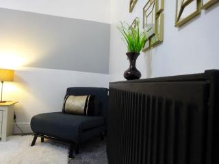 Wigan Central Executive Apartments I Family Rooms I Free Parking - 2