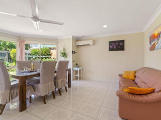 Spacious 4BR family retreat near mall at Forest Lake - 8