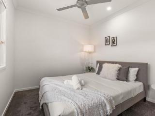 Tranquil 2BR Retreat with Local Charm and Comfort - Browns Plains - 3
