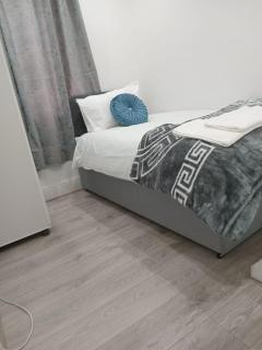 Good priced double bed rooms in harrow with shared bathrooms - Hatch End - 1