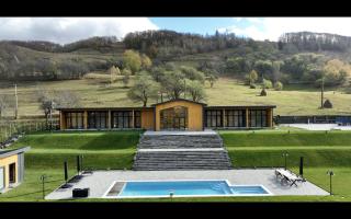 Friends Chalet - - 9