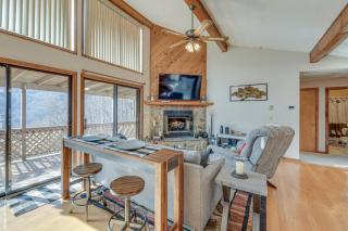 Maggie Valley Mountain Escape with Fireplace and Deck! - Maggie Valley - 0