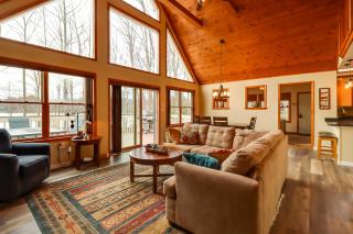 Lakefront Poconos Family Home with Pool Access - Pocono Lake - 0