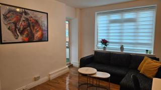 Spacious Two Bedroom Apartment in Battersea, Free Parking - 1