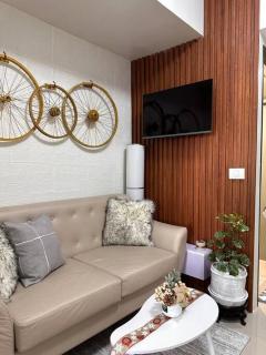 New & Spacious Unit in QC w/ Wifi & Netflix - 1