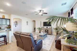 4BR with Private Yard, outdoor Games, Grill, and W and D - 6