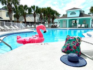Beach bliss awaits! - Beach, Pools, Tiki-Deck, Arcade, Putting green, Family Fun! - 2