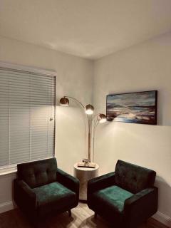 Luxury King Suite, 3BR 2BA, Beach Vibe, Top-Tier Amenities, Prime location - 7
