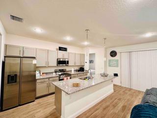 Luxury King Suite, 3BR 2BA, Beach Vibe, Top-Tier Amenities, Prime location - Palm Coast - 3