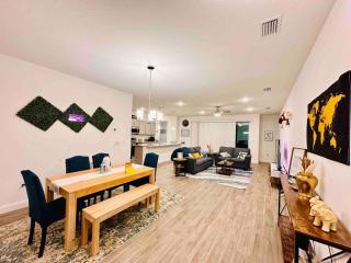 Luxury King Suite, 3BR 2BA, Beach Vibe, Top-Tier Amenities, Prime location - Palm Coast - 0
