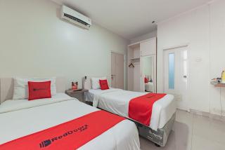 RedDoorz near Pasar Baru Bandung - Bandung - 9
