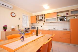 Modernes Apartment mit großer Terrasse - Baška - 3