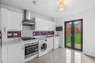 Modern Detached 5 Bedroom House - Uxbridge - 7