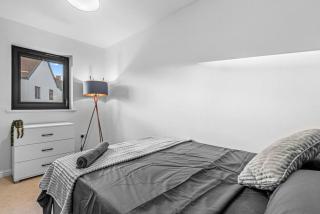 Modern Detached 5 Bedroom House - Uxbridge - 4