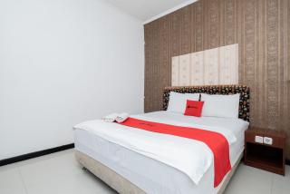 RedDoorz near Bukit Darmo Golf - 9