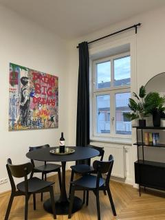 Rochus Stylish Stays - 1