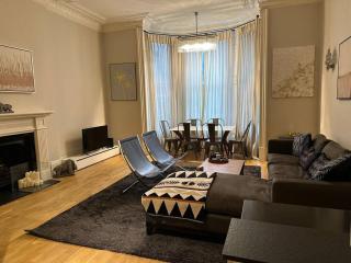 Stunning 2 bed/2bath flat in heart of Kensington - 4