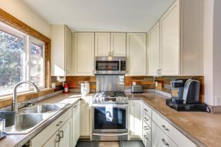 7 Mi to Downtown Denver Lakewood Gem with Deck! - 8