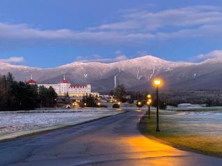 OR Luxury yurt-like home in Bretton Woods with private beach firepit AC fishing and trails - 5