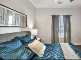 Spacious Castle w Gym Pool Free Parking I Walk to Dowtown n Broadway - Nashville - 4