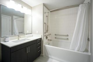 Fairfax 2br w pool elevator nr bus stops WDC-776 - 1