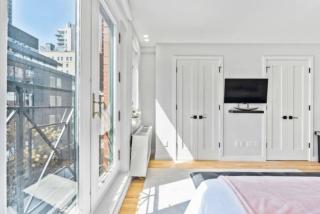 Luxe Studio with Charming Juliet Balcony - New York - 7