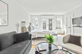 Luxe Studio with Charming Juliet Balcony - New York - 2