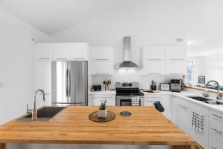 Elegant 4BR Family Home by Prince Edward Area - Belleville - 2
