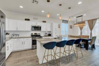Serenity Retreat: 3BR, Heated Pool, Parking - Las Vegas - 8