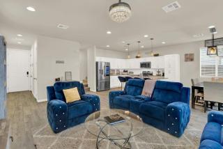 Serenity Retreat: 3BR, Heated Pool, Parking - Las Vegas - 3