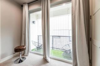 Modern Luxury Meets Cultural Charm near Hotspots - 6