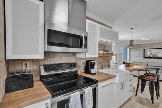 Waves Beach Town 2BR Apartment - Pompano Beach - 0