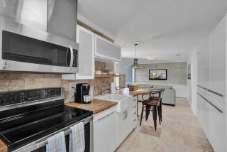 Waves Beach Town 2BR Apartment - Pompano Beach - 3