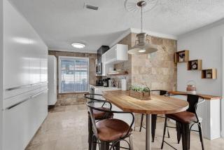 Waves Beach Town 2BR Apartment - Pompano Beach - 2