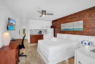 Waves Beach Town Studio Apartment - Pompano Beach - 4