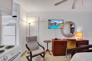Waves Beach Town Cozy Studio Apartment - Pompano Beach - 1