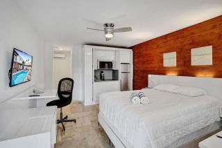 Waves Beach Town Cozy Studio Apartment - Pompano Beach - 0