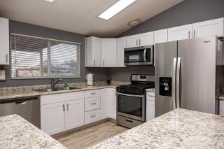 Magnificent & tranquil home, Mountain Views , 8 mins to casinos & river, Fire pit, BBQ - Bullhead City - 3
