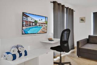 Waves Beach Town 2BR Apartment - Pompano Beach - 2