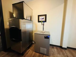 Canmore Mountain Retreat - Heated Pool & Hot-tub - 1