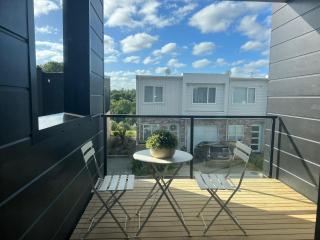 Avon Valley Vista- Modern Chic Family Home with Nespresso & Parking - Auckland - 8