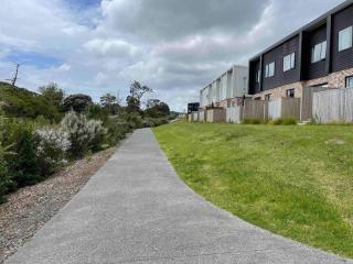 Avon Valley Vista- Modern Chic Family Home with Nespresso & Parking - Auckland - 9