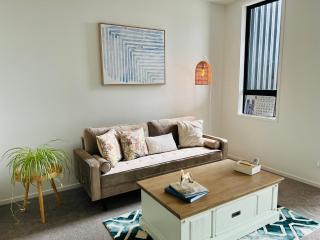 Avon Valley Vista- Modern Chic Family Home with Nespresso & Parking - Auckland - 0