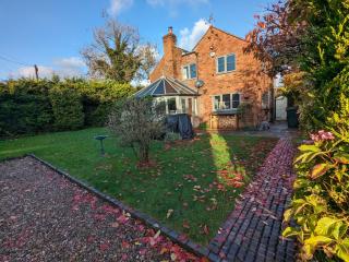 Rosebud Cottage in Shropshire with private drive & garden - 7