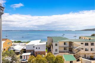 The Shoal, 508, Bullecourt St - stunning views, air con, lift and Wi-Fi - Shoal Bay - 0
